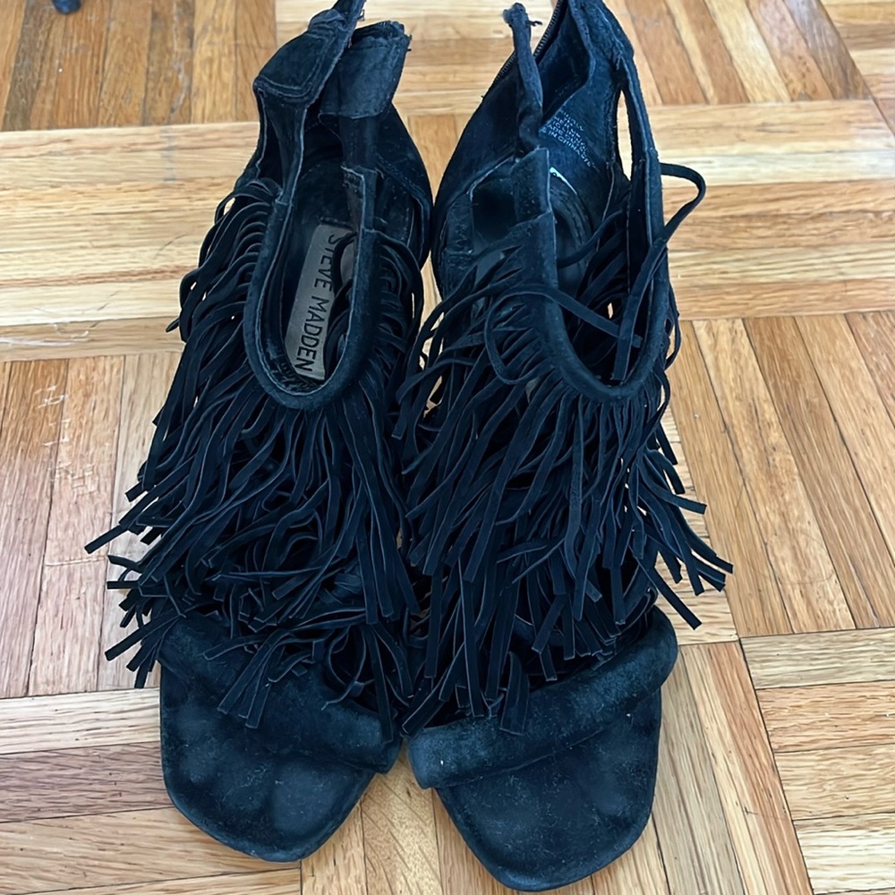Steve Madden Fringly heel in black